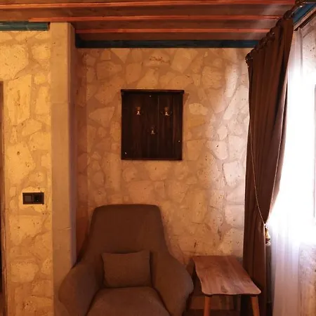 Stone Owl & Restaurant 호텔 3*