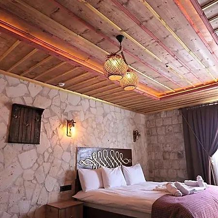 Stone Owl & Restaurant 3* 우치사르