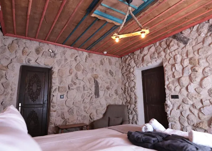 Stone Owl & Restaurant Szálloda 3*