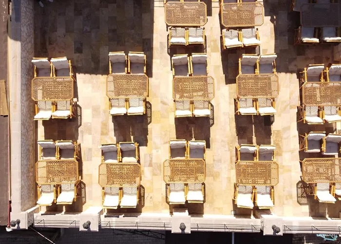 Stone Owl & Restaurant Szálloda