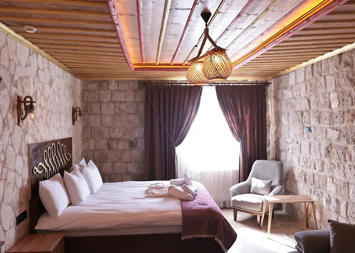 Stone Owl & Restaurant 3* 우치사르